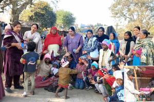 संगतपुरा ब्लॉक में मानवता भलाई का सराहनीय कार्य, गरीब बच्चों को बांटे वस्त्र व खिलौने