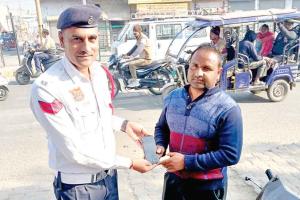 फतेहाबाद ट्रैफिक पुलिस ने सड़क पर मिला मोबाइल सुरक्षित लौटाया