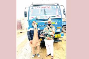 Honesty: मोबाइल वापिस कर दिया ईमानदारी का परिचय