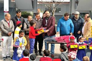 जरूरतमंद बच्चों को बांटी गई गर्म जर्सियां, जूते और जुराबें
