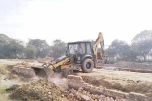 Bulldozer Action: नगर योजनाकार विभाग ने लगभग सात एकड़ में फैली अवैध कॉलोनी को तोड़ा