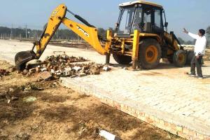 Bulldozer Action: नगर योजनाकार विभाग ने मौजा बड़वा कॉलोनी में अवैध निर्माण को तोड़ा