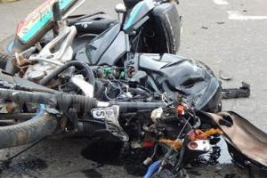 तेज रफ्तार कार की चपेट में आई बाइक, बाइक चालक हायर सेंटर रेफर