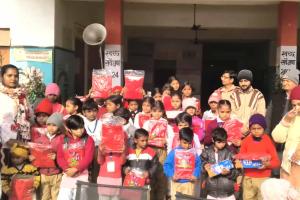 Welfare Works: डेरा सच्चा सौदा के सेवादारों ने जरूरतमंद स्कूली बच्चों को वितरित किए जर्सी और जूते