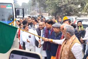 केंद्रीय राज्य मंत्री कृष्णपाल गुर्जर ने स्वास्थ्य सुविधाओं से लेस दो बसों को हरी झंडी दिखाकर रवाना किया