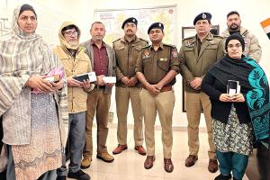 Fatehgarh Sahib Police: फतेहगढ़ साहिब पुलिस ने 142 चोरी व गुम हुए मोबाइल फोन बरामद कर असली मालिकों को सौंपे
