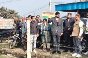 सीडीओ अभिनव गोपाल ने ग्राम चौपाल में किया ग्रामीणों से संवाद