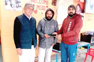 Honesty: मनीष इन्सां ने गुम हुआ मोबाइल असली मालिक को लौटाया