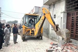 प्रशासन ने नशा तस्करों की अवैध निर्माणों को किया ध्वस्त
