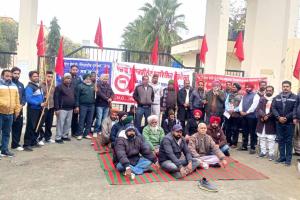 मीटर रीडरों और तकनीकी अप्रेंटिसों की मांगें लंबित, 16 दिन से विरोध प्रदर्शन हैं जारी