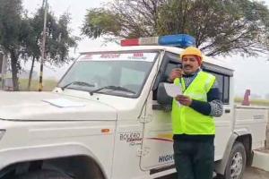 घने कोहरे में वाहन चालकों को सचेत कर रही पेट्रोलिंग टीम