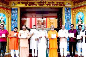 दुर्वासा ऋषि के जीवन पर पंडित श्यामलाल द्वारा लिखी गई पुस्तक का महंत विश्वनाथ गिरी ने किया विमोचन