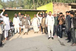 पुलिस और वाइल्डलाइफ विभाग ने एक घर से बरामद की भारी मात्रा में खेर की लकड़ी