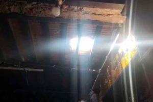 छत में पाड़ लगाकर घुसा वैरायटी स्टोर में, दुकानदार को सोते देख वापस भागा