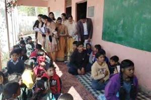 वसंत पंचमी पर बच्चों को पाठ्य सामग्री वितरण