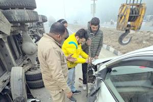 Road Accident: प्लास्टिक के रोल लेकर श्रीनगर जा रहा कैंटर पलटा, तीन वाहन टकराए, हाइवे पर जाम
