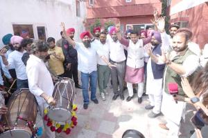 AAP Punjab: आप पंजाब ने अरविंद केजरीवाल और आप नेताओं के हक में अदालत के फैसले का चंडीगढ़ में मनाया जश्न