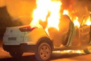 Fire: कार में स्पार्किंग से लगी आग, जानी नुकसान से बचाव