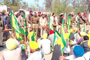 Bathinda News: बठिंडा में पुलिस-किसानों के बीच पथराव, पुलिस ने बरसाए आंसू गैस के गोले, कई गिरफ्तार