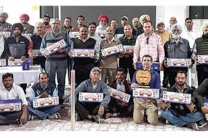 ‘सच कहूँ’ के प्रचार-प्रसार में सहयोग देने पर बठिंडा के सेवादार सम्मानित 