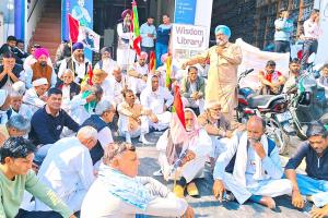 Mobile Claim: चोरी हुए मोबाइल का क्लेम न मिलने पर बजाज फाइनेंस कार्यालय के बाहर धरना