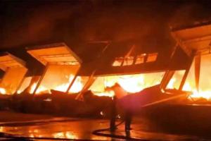 कोलकाता के टॉलीगंज में बहुमंजिला इमारत में आग, कई फिल्मी सितारे सड़क पर आए