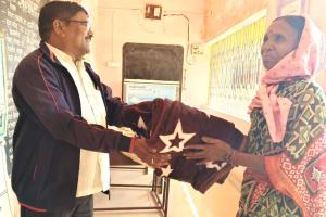 Welfare Work: महाराष्ट्र के डेरा श्रद्धालु ने जरूरतमंद परिवार को गर्म वस्त्र वितरित किए