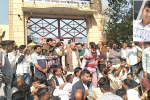 Gogamedi News: कुएं में मिला नेठराना से लापता मासूम का शव, न्याय की मांग को लेकर ग्रामीणों ने घेरा गोगामेड़ी थाना