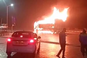 Fire: हांसी दिल्ली हाईवे पर वाहन में लगी आग, लाखों का हुआ नुकसान