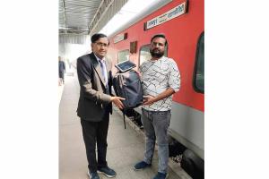 टीटीई की सतर्कता से यात्री को भुला लैपटॉप बैग सुरक्षित मिला