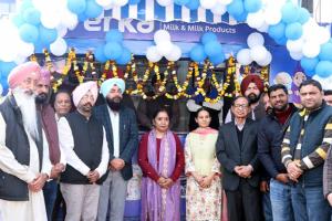 Verka Milk Booth: कैबिनेट मंत्री डॉ. बलजीत कौर ने मलोट में वेरका मिल्क बूथ का किया उद्घाटन