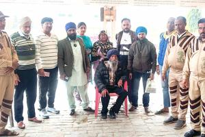 डेरा श्रद्धालुओं ने मानसिक रूप से परेशान बुजुर्ग को परिवार से मिलाया 