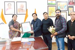 CM Rekha Gupta: मुख्यमंत्री रेखा गुप्ता को जनता के प्रति उनके उल्लेखनीय कार्यों के लिए 50वें मातृश्री अवॉर्ड से किया सम्मानित