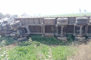 Road Accident: रेत से भरा ट्रक व तुड़ी से भरी ट्रैक्टर-ट्राली पलटे