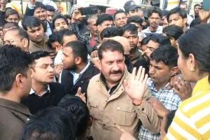 रोडवेज बसें नहीं रुकने से नाराज छात्रों ने हाईवे किया जाम