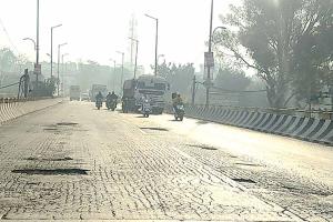 लापरवाही: सुनाम में मुख्य ओवरब्रिज पर बने गहरे गड्ढे दे रहे हादसों को निमंत्रण 