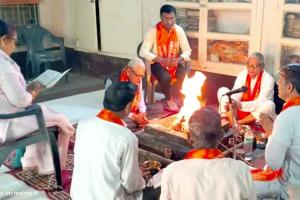 आर्यजनों ने यज्ञ के माध्यम से विश्व कल्याण, सुख-समृद्धि और शांति की कामना की