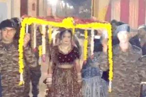 हथेलियों पर चलकर स्टेज तक पहुंची दुल्हन, फौजियों ने निभाया पिता का फर्ज