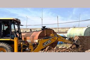 Bulldozer Action: नगर योजनाकार विभाग ने पांच एकड़ में फैली दो अवैध कॉलोनियों में चलाया बुलडोजर