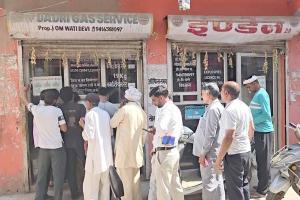Gas Cylinder News: गैस सिलेंडरों के दाम बढ़ते ही एजेंसियों पर बढ़ी भीड़, लोगों में किल्लत की आशंका