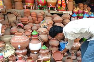 LPG Gas Shortage: गैस संकट से कुम्हारों के दिन बहुरे, मिट्टी के चूल्हों की बढ़ी मांग