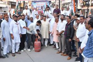 Congress Protests: महंगाई व गैस किल्लत के विरोध में कांग्रेस का प्रदर्शन