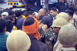 Cow Vigilantes Clash: गोरक्षक चंद्रशेखर की हत्या के बाद मचा बवाल! प्रदर्शनकारियों पर लाठीचार्ज