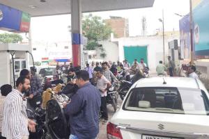 Petrol-Diesel News: फतेहाबाद में पेट्रोल-डीजल की किल्लत की खबरों से मची अफरा-तफरी, पंपों पर उमड़ी भीड़