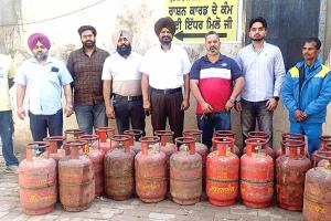 Gas Cylinder News: फतेहगढ़ साहिब में रेहड़ियों और दुकानों से 20 घरेलू गैस सिलेंडर जब्त