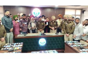 Fatehgarh Sahib Police: फतेहगढ़ साहिब पुलिस ने चोरी और गुम हुए 300 मोबाइल फोन असल मालिकों को सौंपे