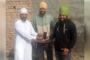 सीता गुनो बाइपास पर मिला मोबाइल डेरा सच्चा सौदा हनुमानगढ़ ब्लॉक के सेवादार ने वापिस लौटाया