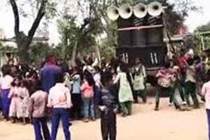 Viral School Video: झारखंड के विद्यालय में चलाया आपत्तिजनक नृत्य वीडियो, प्रधानाध्यापक निलंबित, दो शिक्षक होंगे टर्मिनेट