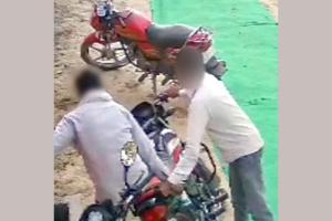 Kairana Bike Chori: हैंडल लॉक तोड़कर बाइक चोरी, वारदात सीसीटीवी में कैद