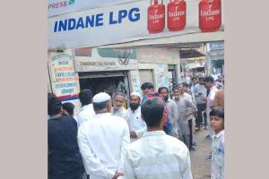 Gas Cylinder News: ईद नजदीक आते ही गैस सिलेंडरों की मांग बढ़ी, एजेंसी पर लंबी कतारें